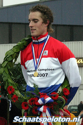 Ingmar Berga (DSB) luistert naar het Wilhelmus na zijn huldiging als Nederlands Kampioen Marathonschaatsen.