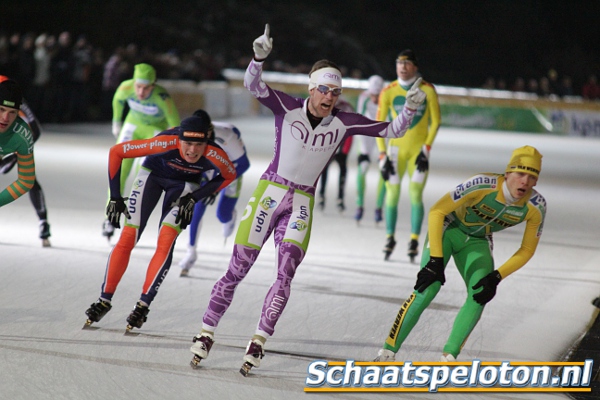 Ingmar Berga (AMI Kappers) wint de Amsterdamsche IJsclub Bokaal voor rechts Geert Plender (Van Werven), achter hen wordt Mart Bruggink (BHP Power-play) knap vierde.