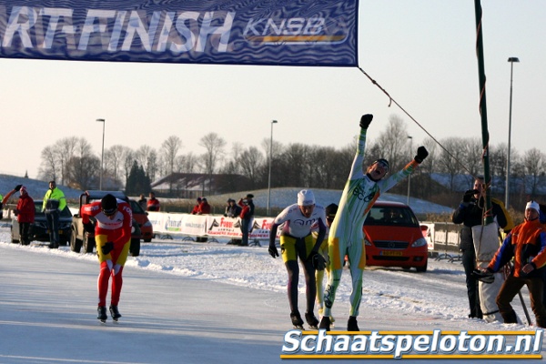 Jorrit Bergsma (re.) wint op FlevOnice de eerste wedstrijd van 2010. Ruud Aerts (li.) en Jan Maarten Heideman (mi.) zijn op plek twee en drie geklopt.