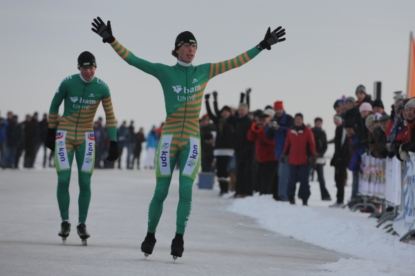 Jorrit Bergsma (BAM-Univé Schaatsteam) bejubelt het winnen van het Friese Kampioenschap op natuurijs. Achter hem finisht ploeggenoot Bob de Vries op de derde plaats.