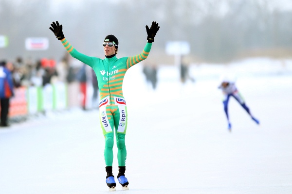 Jorrit Bergsma (BAM-Univé Schaatsteam) wint op het Schildmeer de Ronde van Duurswold. Achter hem finisht Douwe de Vries (SOS Kinderdorpen) als tweede.