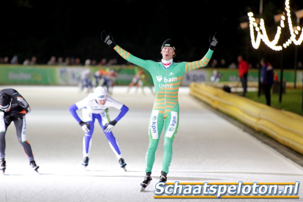 Jorrit Bergsma wint de sprint van een kopgroep van drie. Achter hem moeten Ralf Zwitser en Frank Vreugdenhil genoegen nemen met de twee overige podiumplekken.