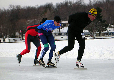 De rijders onderweg in de Big Rideau Marathon