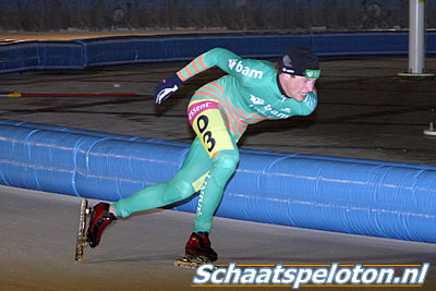 Bob de Vries (BAM Schaatsteam) in de laatste bocht op weg naar zijn eerste marathonzege.