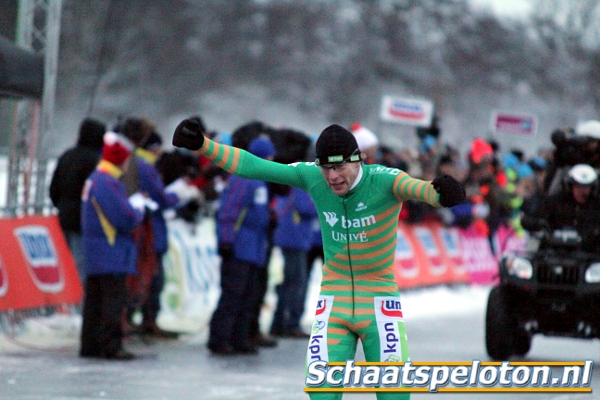 Bob de Vries (BAM-Univé Schaatsteam) begroet zijn Nederlandse titel op natuurijs met gejuich.