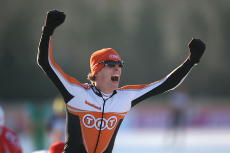 Cees Juffermans komt juichend als winnaar over de streep na de negende wedstrijd in de Essent Cup op de Amsterdamse Jaap Edenbaan.