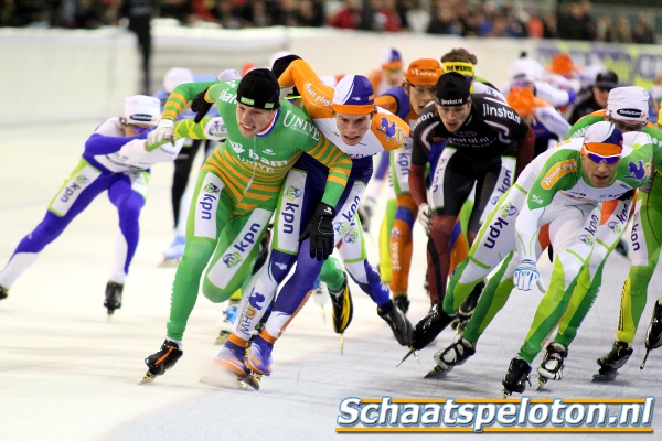 Bob de Vries zet de latere winnaar Arjan Stroetinga af aan de kop van het peloton en komt daarbij in aanvaring met Mart Bruggink.