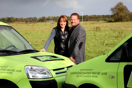 Tijdens het seizoen wordt er voor de leider en leidster in het klassement een auto beschikbaar gesteld door het autobedrijf A6.NL in Lemmer, een van de drie nieuwe sponsors van de DVG-Trofee.