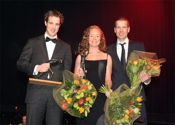 Ralf Zwitser en Daniëlle Bekkering kregen na het afgelopen seizoen de Dick van Gangelen Trofee uitgereikt door Miel Rozendaal