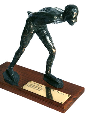 De Dick van Gangelen Trofee wordt dit jaar uitegedeeld aan de Marathonschaatser, Marathonschaatsster en Marathonploeg van het Jaar.