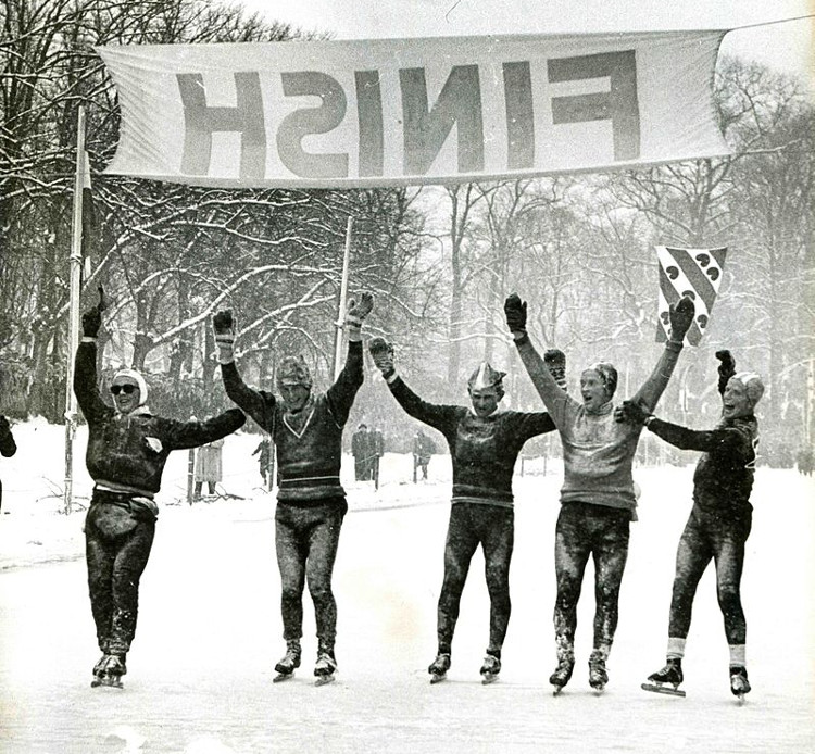 De iconische foto van Jeen Nauta, Jan van der Hoorn, Aad de Koning, Maus Wijnhout en Anton Verhoeven die gezamenlijk de finish van de Elfstedentocht van 1956 als eerste passeren.