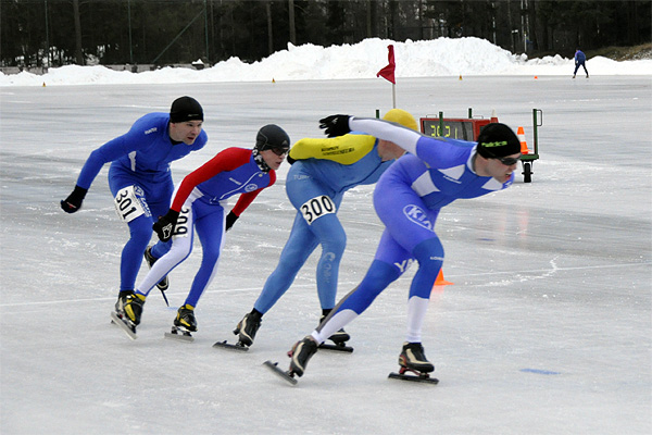 De vier beste schaatsers uit het Fins Kampioenschap marathonschaatsen; vlnr Vesa Isoviita (derde), Jani Suihkonen (vierde), Antero Kotijärvi (tweede) en de uiteindelijke winnaar Robert Brandt.