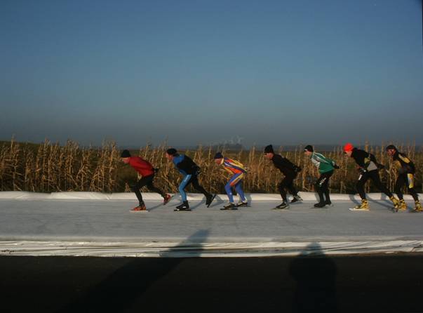 Rijders onderweg in de eerste FlevOnice toertocht.