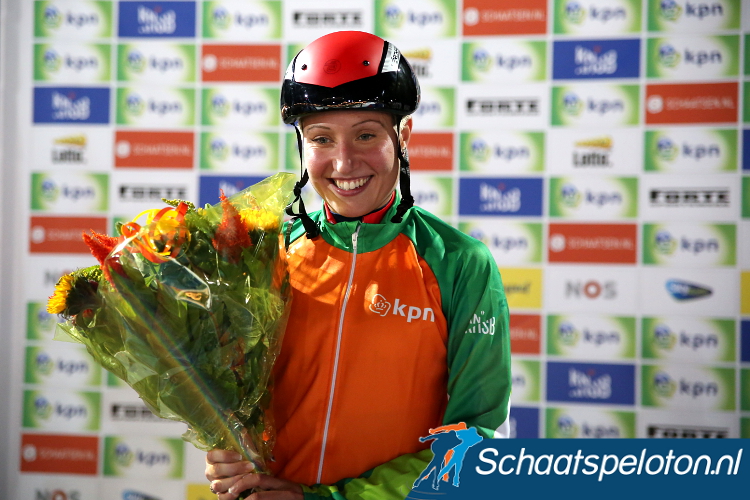 Francesca Lollobrigida mocht zaterdagavond in Amsterdam als eerste niet Nederlandse het Oranje leiderspak in ontvangst nemen.