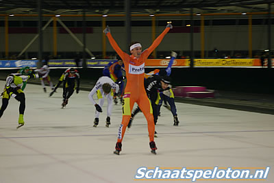 Jan Maarten Heideman (Proteq) steekt zijn armen de lucht terwijl achter hem de concurrentie nog strijdt om een plek op het podium tijdens de 5e Essent Cupwedstrijd.