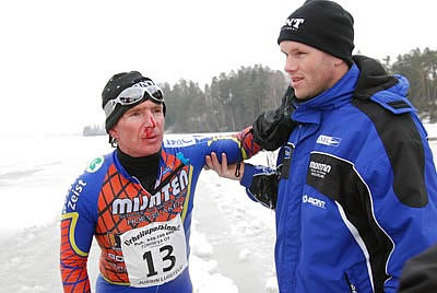 Een aangeslagen Roel Hessing (Wessels-BMC-Mijnten) wordt na afloop van het Open Finse Kampioenschap gefelicteerd met zijn overwinning.