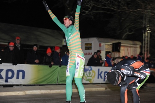 Willem Hut (BAM-Univé Schaatsteam) wint de natuurijsbaanmarathon in Gramsbergen. Ralf Zwitser (Wadro) weet dat hij nipt geklopt is.