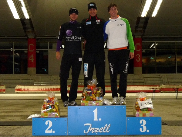 Duitser Robert Lehmann als winnaar op het podium geflankeerd door de Nederlanders Kevin Regelink en Niels Olivier