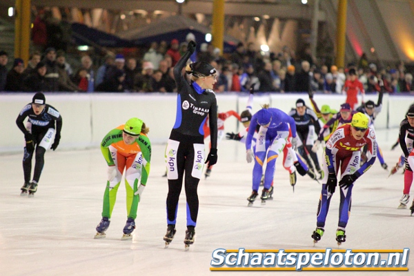 Irene Schouten kan in het midden onbedreigd juichen, ze heeft links Foske Tamar van der Wal en rechts Mariska Huisman in de sprint verslagen.