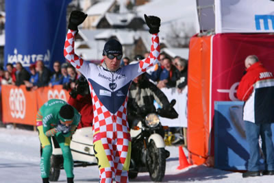 Jens Zwitser (InterCarParts.nl) wint de eerste editie van de Aart Koopmans Memorial door in extremis de gevallen Tristan Loy (BAM) voorbij te gaan.