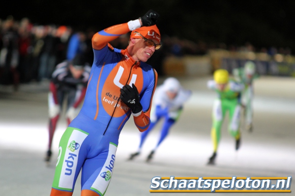 Joost Juffermans wint de marathon in Amsterdam. Achter hem het restant van de kopgroep die nog een ronde te gaan heeft.