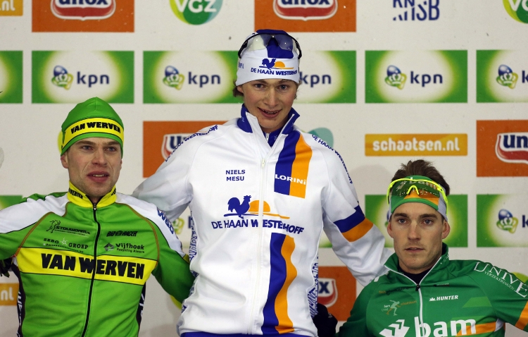Niels Mesu zag zich als debuterend winnaar op het podium geflankeerd door Bart de Vries en Ingmar Berga.