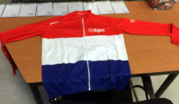 De kampioenstrui voor de Nederlands Kampioen bevat zondag weer het klassieke rood-wit-blauw op de borst.