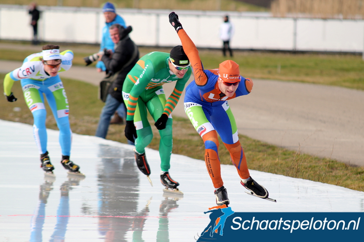 In de kleuren van Schaatscentrum De Uithof pijnigt Erik-Jan Kooiman de kopgroep tijdens de KPN Grand Prix Finale op Flevonice.