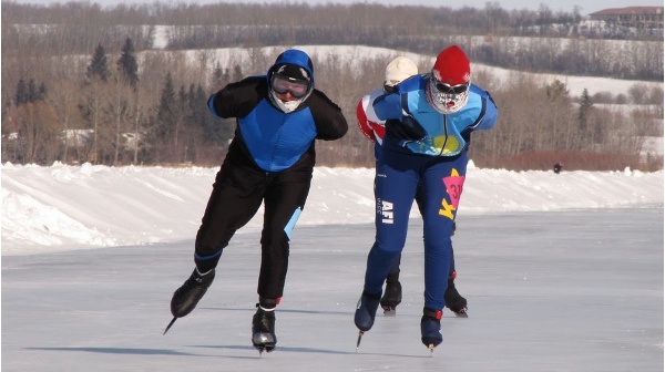 Rick Dijkstra voert de kopgroep in ijskoude omstandigheden aan in de 50 kilometer lange wedstrijd op het Sylvan Lake. Natalya Rybakova en Berend Ridder volgen.