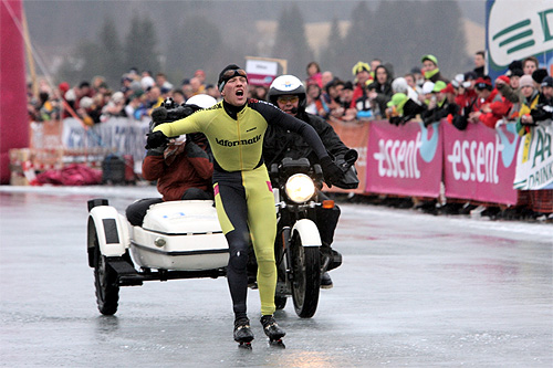 Lars Hoogenboom komt moe maar voldaan als winnaar van de Alternatieve Elfstedentocht over de meet.