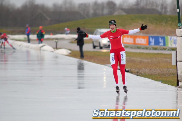 Erna Last-Kijk in de Vegte komt solo als winnares over de streep van de eerste etappe in de KPN Super Prestige