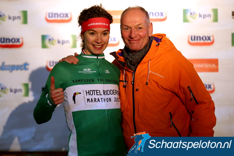 Lisa van der Geest kon in Rotterdam haar verjaardag vieren met marathonwinst. Zij is daarmee de vierde marathonschaatser en de eerste vrouw die dit lukte.