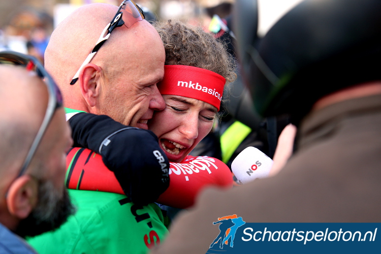 Lisa van der Geest, de op drie na jongste winnares van de Alternatieve Elfstedentocht, staat na afloop vermoeid de pers te woord.