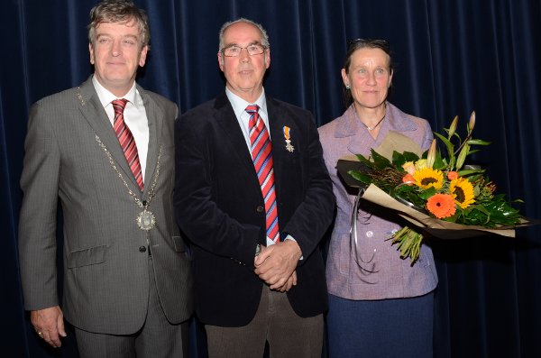 Foto v.l.n.r.: Burgemeester Naterop, Louis en Nelleke Lankhaar.