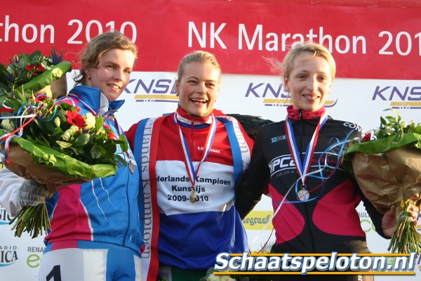 De kersvers Nederlands Kampioene op kunstijs Mariska Huisman (Viks Parket) vergezeld op het podium door Carla Zielman (CENNED Telecom en IT) en Anniek ter Haar (Ripca/Aavas Groep).