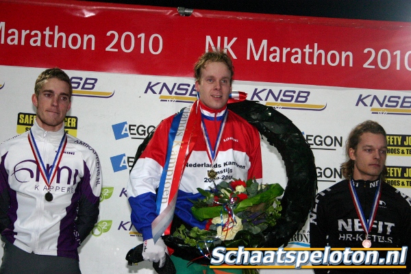 Het podium van het Nederlands Kampioenschap op kunstijs met in het midden Nederlands Kampioen Arjan Stroetinga (BAM Schaatsteam), geflankeerd door de zilvere Ingmar Berga (AMI Kappers) en bronze Sjoerd Huisman (Nefit HR Ketels).