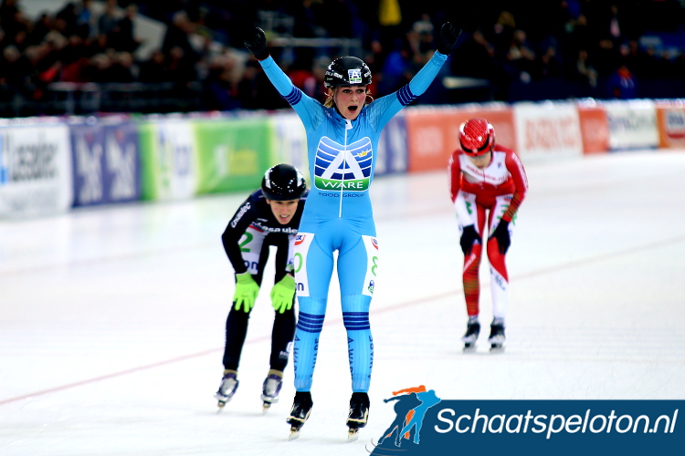 Irene Schouten prolongeert haar titel, Janneke Ensing en Lisa van der Geest moeten genoegen nemen met zilver en brons.