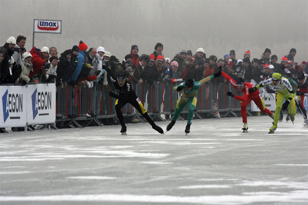 Sjoerd Huisman (li.) sprint naar de Nederlandse Titel. Arjan Stroetinga (mi.) en Roy Boeve (re.) moeten genoegen nemen met zilver en brons.