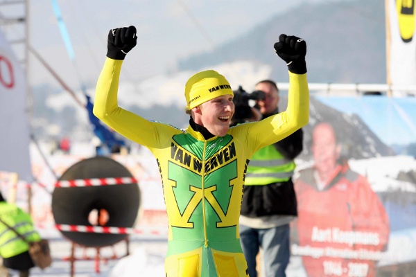 Pieter Jan van Eck (Van Werven) wint met duidelijk verschil in de sprint de Aart Koopmans Memorial. Op de achtergrond kijkt de in 2007 overleden naamgever toe.