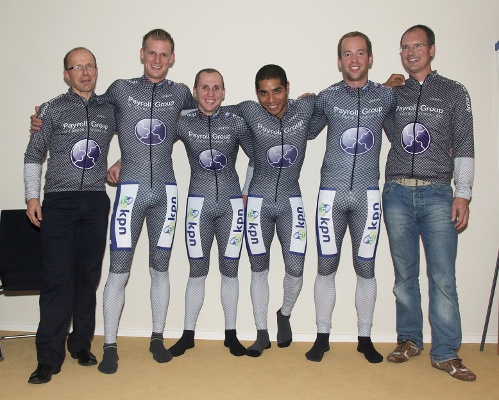 Team Payroll Group presenteert zich met van links naar rechts: ploegleider Paul van de Ven, de rijders Jasper van Tol, Gerard Nijgh, Luis Veen en Bart Hakkenberg en verzorger Marcel Kooij.