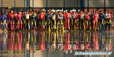 Het schaatspeloton aan de start voor het marathonseizoen 2006/2007.