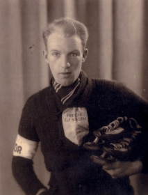 Piet Keijzer in 1940 als winnaar van de Elfstedentocht