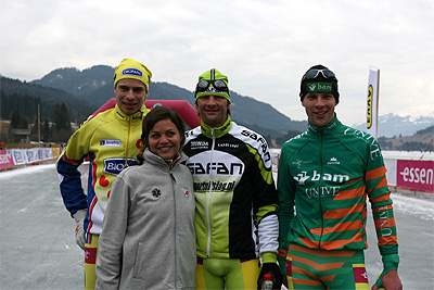 Bart de Vries (li, 2e), winnaar René Ruitenberg (midden) en Bob de Vries (3e, re.) vormden het herenpodium.