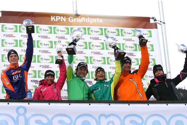 Het podium van de Alternatieve Elfstedentocht 2011, met vlnr Mart Bruggink, Jolanda Langeland, Karlo Timmerman, Mariska Huisman, Martijn van Es en Carla Zielman