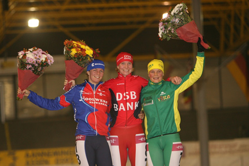 Elma de Vries (mi.) wordt tussen Carla Zielman (li.) en Mariska Huisman (re.) gehuldigd als dagwinnares. Later zou De Vries nog het Oranje en Groen uitgereikt krijgen.