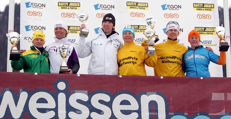 Het podium na afloop van de Alternatieve Elfstedentocht op de Weissensee. Winnaars Jorrit Bergsma en Daniëlle Bekkering worden in het midden geflankeerd door de nummers 2 Yvonne Spigt en Jens Zwitser en de nummers drie Douwe de Vries en Marleen Elstgeest.