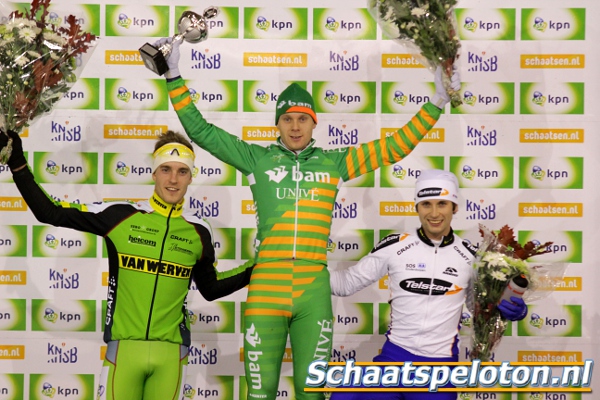 Arjan Stroetinga als winnaar tussen nummer 2 Ingmar Berga en 3 Karlo Timmerman