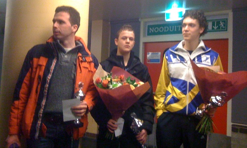 Het eindpodium van de Regiocompetitie Zuid bij de C-rijders met eindwinnaar Antwan Tolhoek (mi.) geflankeerd door nummer 2 Thijs Blom (re.) en nummer 3 René Pruijsen (li.)