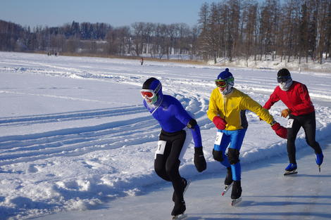 Raivo Laanemets voert de kopgroep aan in de Pühajärve Uisumaraton. Sulev Lokk en Eerik Idarand volgen.