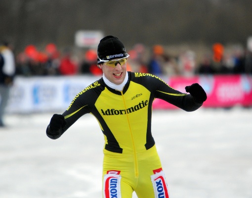 Ralf Zwitser wint hier nog in de kleuren van Adformatie de Ronde van Loosdrecht. Voor het volgende seizoen zal hij nu opzoek moeten naar een nieuwe ploeg.